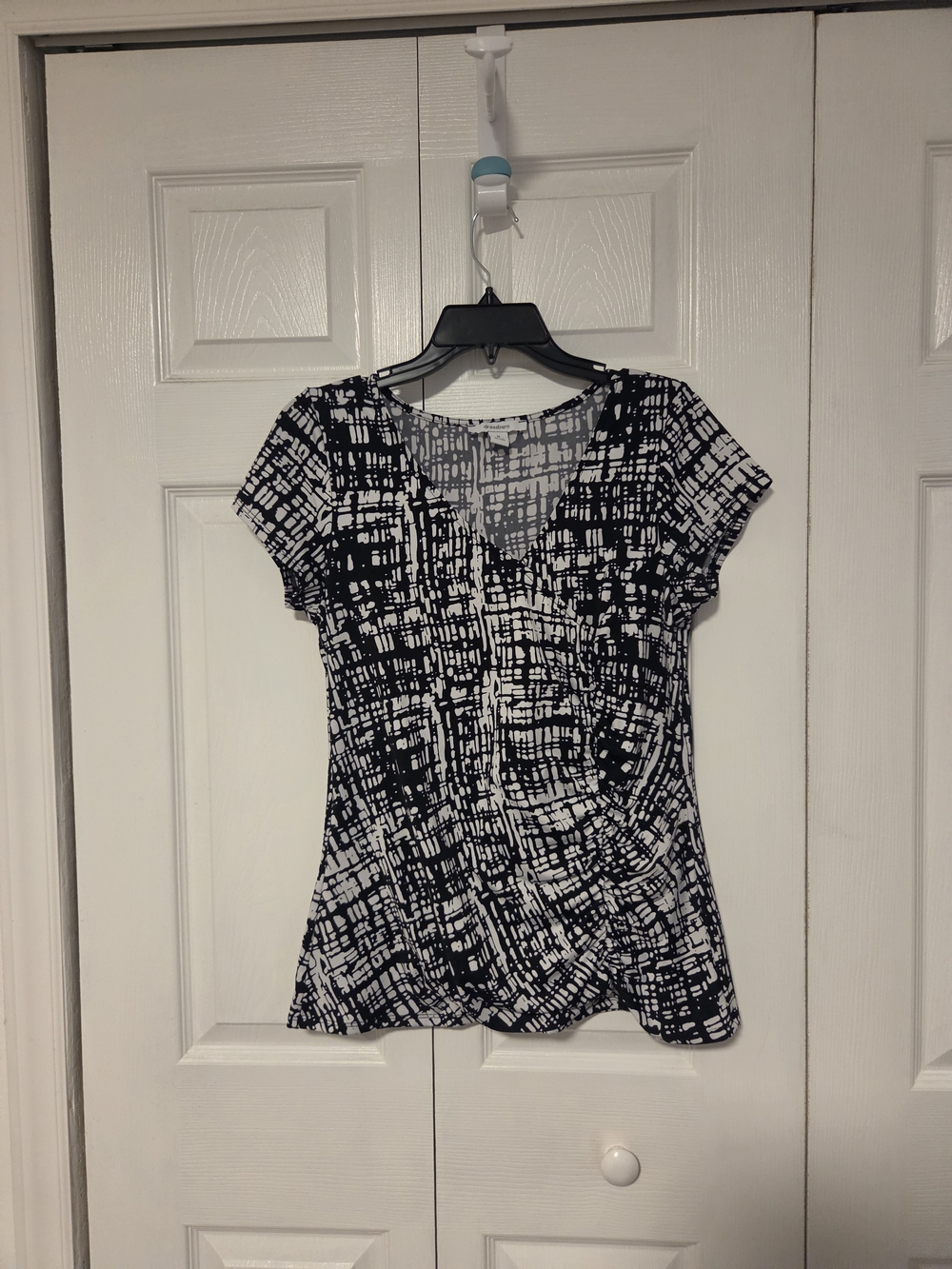 dressbarn Black and White Abstract Print V-Neck Short Sleeve Tee